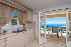 Una cocina con vista al mar en Armyra Villas, en Volímai
