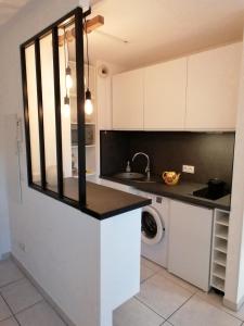 cocina con fregadero y lavadora en Studio neuf 25 m2, terrasse 35 m2 proche port Nice, Centre ville en Niza