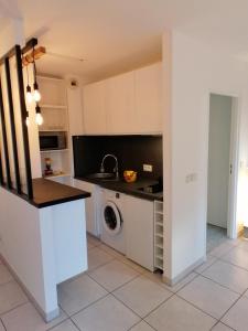 cocina con fregadero y lavadora en Studio neuf 25 m2, terrasse 35 m2 proche port Nice, Centre ville en Niza
