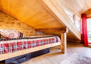 una baita di tronchi con letto in mansarda di Chalet Annecy 200m lac, plage & montagnes ad Annecy