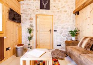 un soggiorno con un divano e un tavolo di Chalet Annecy 200m lac, plage & montagnes ad Annecy