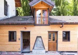 Casa in legno con porta e balcone. di Chalet Annecy 200m lac, plage & montagnes ad Annecy