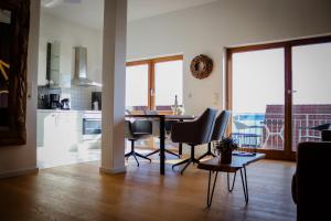 een keuken en eetkamer met een tafel en stoelen bij See-Charme in Uhldingen-Mühlhofen