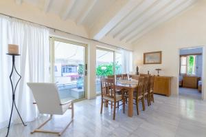una sala da pranzo con tavolo e sedie di Villa Anna Maria - 3 Bedroom, Private Pool a Hersonissos