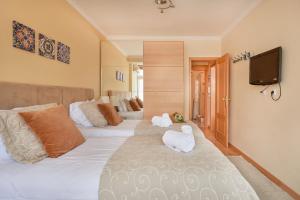 um quarto com duas toalhas brancas numa cama em Apartament near the beach! Cascais! em Cascais