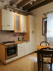 Kuchyňa alebo kuchynka v ubytovaní Canal View Studio Flat + 5 fotografií