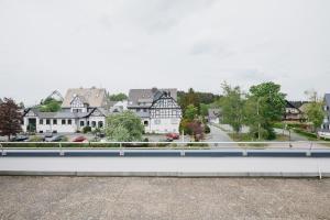 een uitzicht op een stad vanaf een brug bij Welcome in - Appartement 'Buena Vista' met een dakterras en berging, dichtbij de pistes in Winterberg