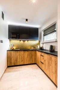 Kuchyňa alebo kuchynka v ubytovaní Apartament Diamentowy Odkryj Zakopane