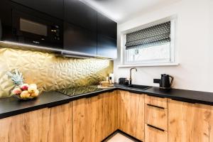 Kuchyňa alebo kuchynka v ubytovaní Apartament Diamentowy Odkryj Zakopane