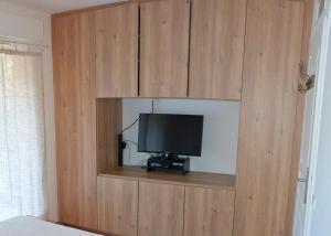 TV en un armario de madera en una habitación en L'Orangeraie du Cap, en Antibes