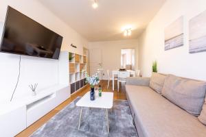 Telewizja i/lub zestaw kina domowego w obiekcie BRIGHT + CENTRAL near Belvedere by JR City Apartments