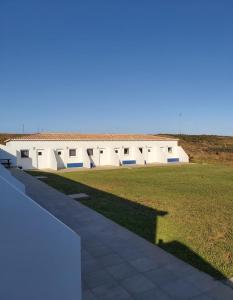 ein Gebäude mit einem Grasfeld davor in der Unterkunft Monte Bagão - Turismo Rural in Vila do Bispo