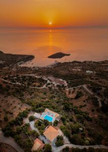 una vista aérea de una isla en el océano al atardecer en Armyra Villas, en Volímai 37 fotos más
