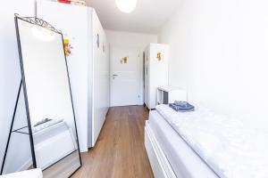 Telewizja i/lub zestaw kina domowego w obiekcie BRIGHT + CENTRAL near Belvedere by JR City Apartments