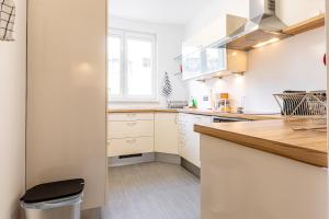 Kuchnia lub aneks kuchenny w obiekcie BRIGHT + CENTRAL near Belvedere by JR City Apartments