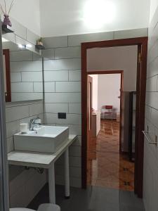 レッチェにあるB&B Al centro di Lecceのバスルーム(洗面台、鏡付)