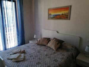 - une chambre avec un lit et 2 serviettes dans l'établissement Il Piccolo Uliveto del Conero, à Camerano