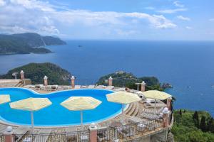 O vedere a piscinei de la sau din apropiere de Golden fox Villa