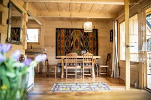 een eetkamer met een tafel en stoelen bij Domek SEKRET in Zakopane