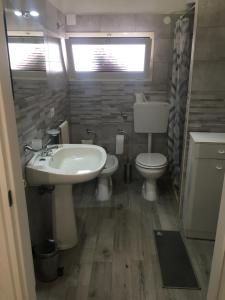 een badkamer met een wastafel en een toilet bij La casa di Donato in Gagliano del Capo
