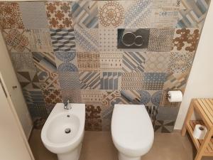 a bathroom with a toilet and a bidet at CASETTE BRIGANTI - monolocali indipendenti con angolo cottura in Gallipoli