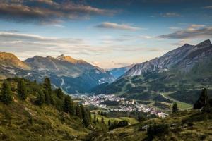 Blick auf ein Tal in einer Bergkette in der Unterkunft Obertauern Alps 4-Zimmer Appartement - Top 6 in Obertauern