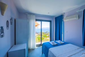 Habitación azul con cama y ventana grande. en Selim Pansiyon, en Kas