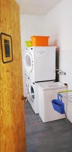 a washer and dryer sitting on top of a washing machine at Albergue Nacama Hostel Pontevedra PEREGRINOS PILGRIMS in Pontevedra