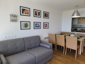 Η κουζίνα ή μικρή κουζίνα στο T2 + CABINE VILLA FRANCIA