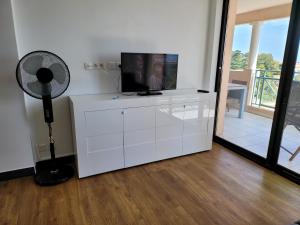 Μια τηλεόραση ή/και κέντρο ψυχαγωγίας στο T2 + CABINE VILLA FRANCIA