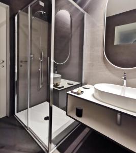 La salle de bains est pourvue d'un lavabo et d'une douche. dans l'établissement Veranda lake view, à Côme