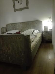 ルバフカにあるSchronisko Srebrny Potokのソファとテーブルが備わる客室のベッド1台分です。