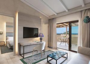 Телевизор и/или развлекательный центр в Baglioni Resort Sardinia - The Leading Hotels of the World