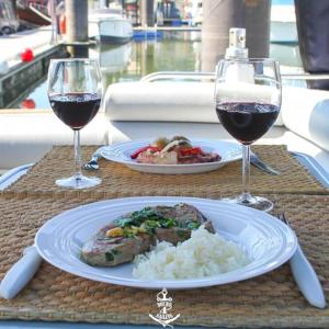 una mesa con un plato de comida y dos copas de vino en Douro4sailing, en Oporto
