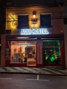 布拉干薩保利斯塔的住宿－Pousada - Aqui Hostel，商店前方标有读萨努医院的标牌