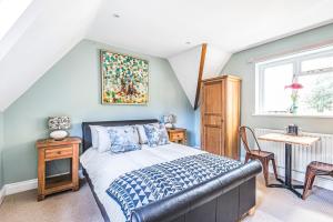 um quarto com uma cama e uma janela em Tilehouse lodge em Denham