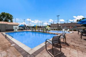 The swimming pool at or close to Sleep Inn & Suites Rehoboth Beach