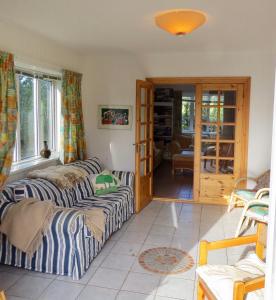 um quarto com duas camas e uma sala de estar em Mandøgården em Ribe