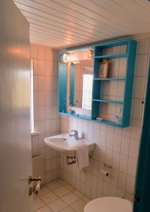 A bathroom at Mandøgården