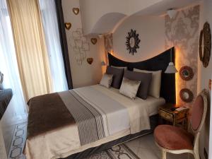 een slaapkamer met een groot bed en een stoel bij Contemporary art by Spanish step in Rome