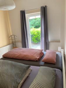 - 2 lits dans une chambre avec fenêtre dans l'établissement Ferienwohnung Elias, à Goslar