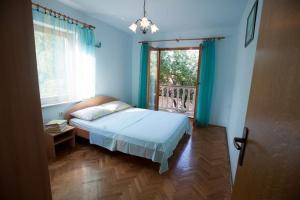 Ένα ή περισσότερα κρεβάτια σε δωμάτιο στο 2-bedroom Apartment with terrace in Povile 3542-2