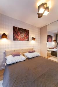 1 dormitorio con 2 camas y espejo en LAGUNA Apartament Polanica Residence 45, en Polanica-Zdrój