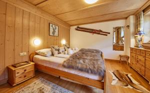sypialnia z łóżkiem w pokoju z drewnianymi ścianami w obiekcie Appartement Gretl w mieście Viehhofen +31 zdjęć