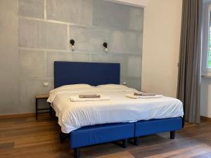 ein Schlafzimmer mit einem großen Bett mit blauem Rahmen in der Unterkunft Licia Guest House in Rom