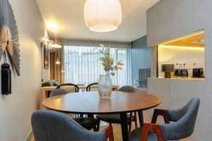 ein Esszimmer mit Tisch und Stühlen in der Unterkunft Feel Porto Corporate Housing Campanhã in Porto + 42 Fotos