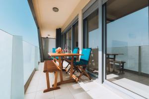Rhodes Port Haven Suite tesisinde bir balkon veya teras