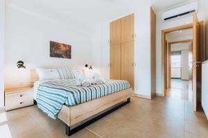 Rhodes Port Haven Suite tesisinde bir odada yatak veya yataklar