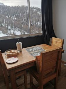 - une table avec une bougie et un bol de pain dans l'établissement Le grand cerf le Pelvou, à Vars