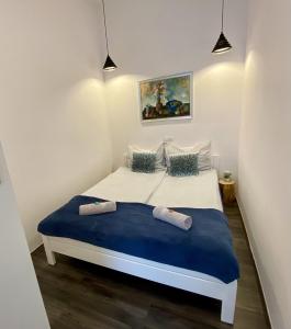 - une chambre avec un lit et 2 oreillers dans l'établissement Art Apartment Szeged, à Szeged